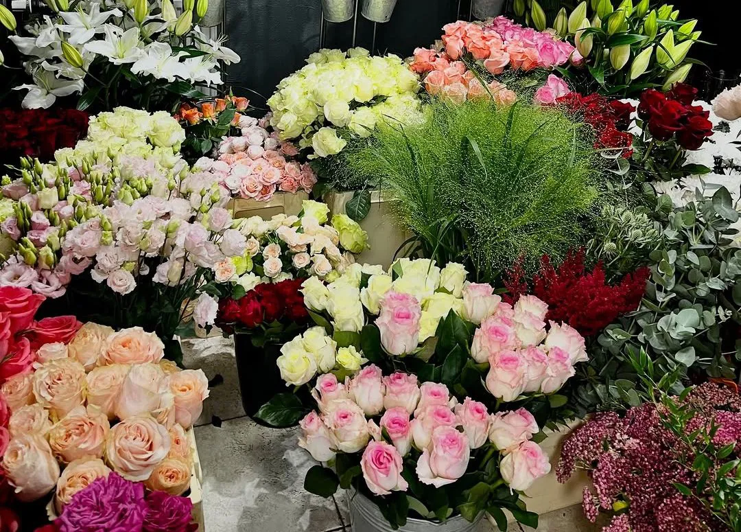 Ziedu tirgotavas salons: rozes, lilijas, eustomas un zaļumi cinkotos spaiņos